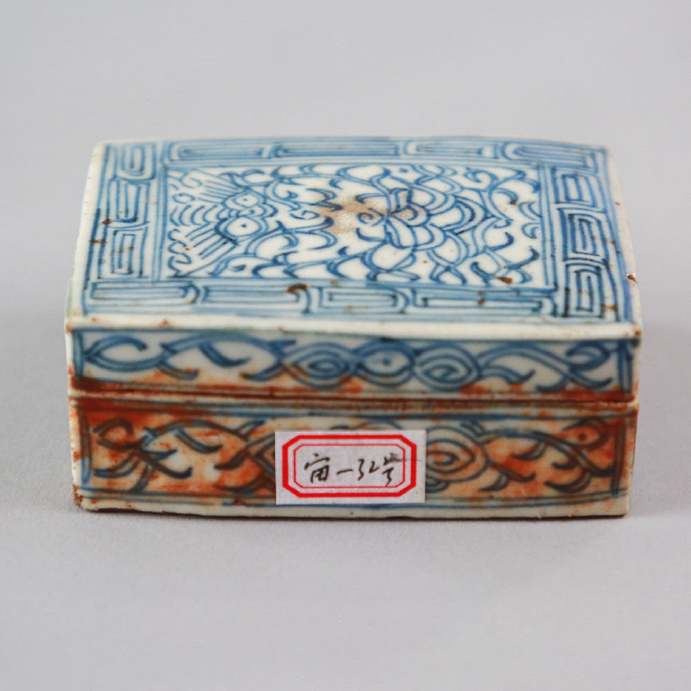 清代青花缠枝纹瓷印泥盒