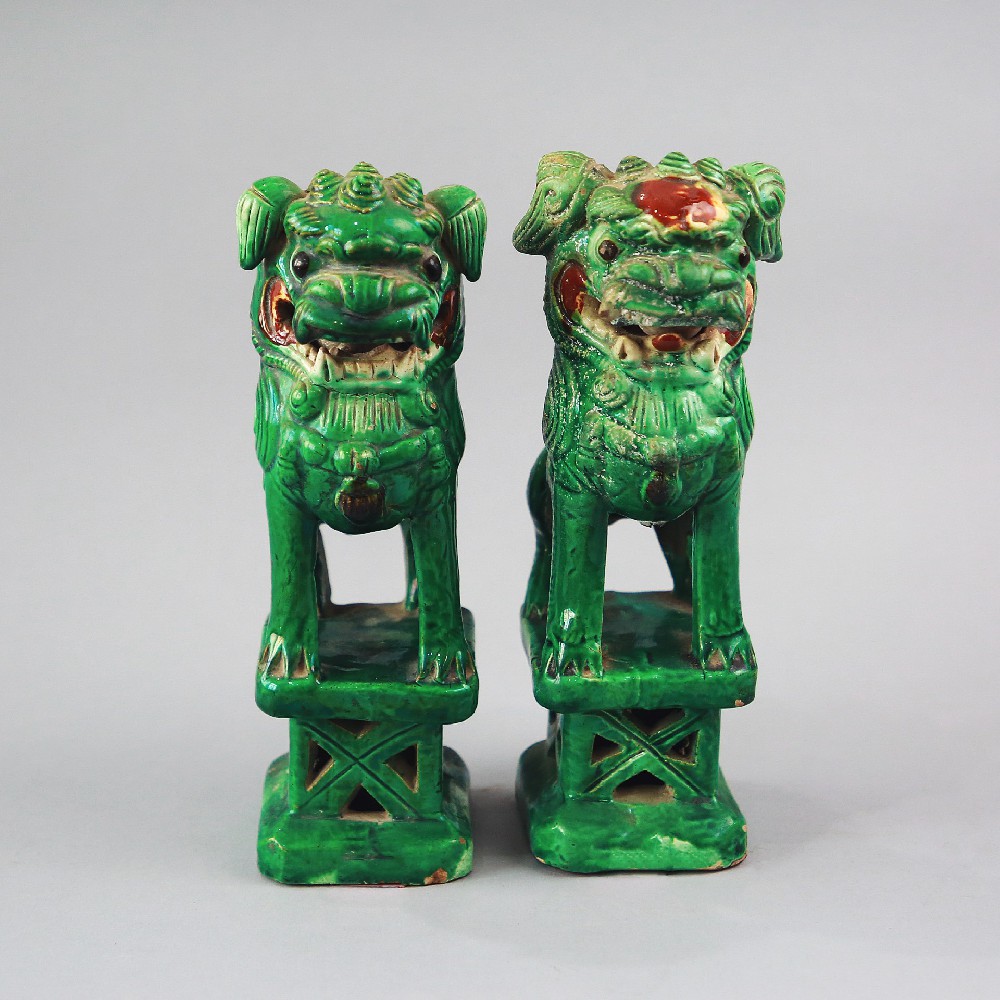 明代绿釉狮形瓷蜡台