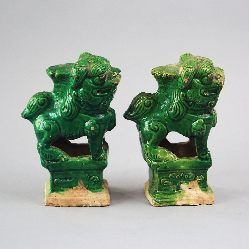 明代绿釉狮形瓷蜡台
